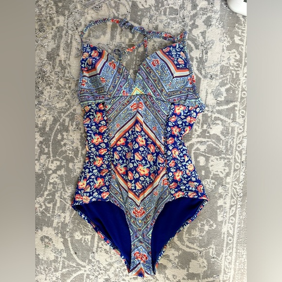 Nice and fun swim suit - Picture 1 of 2